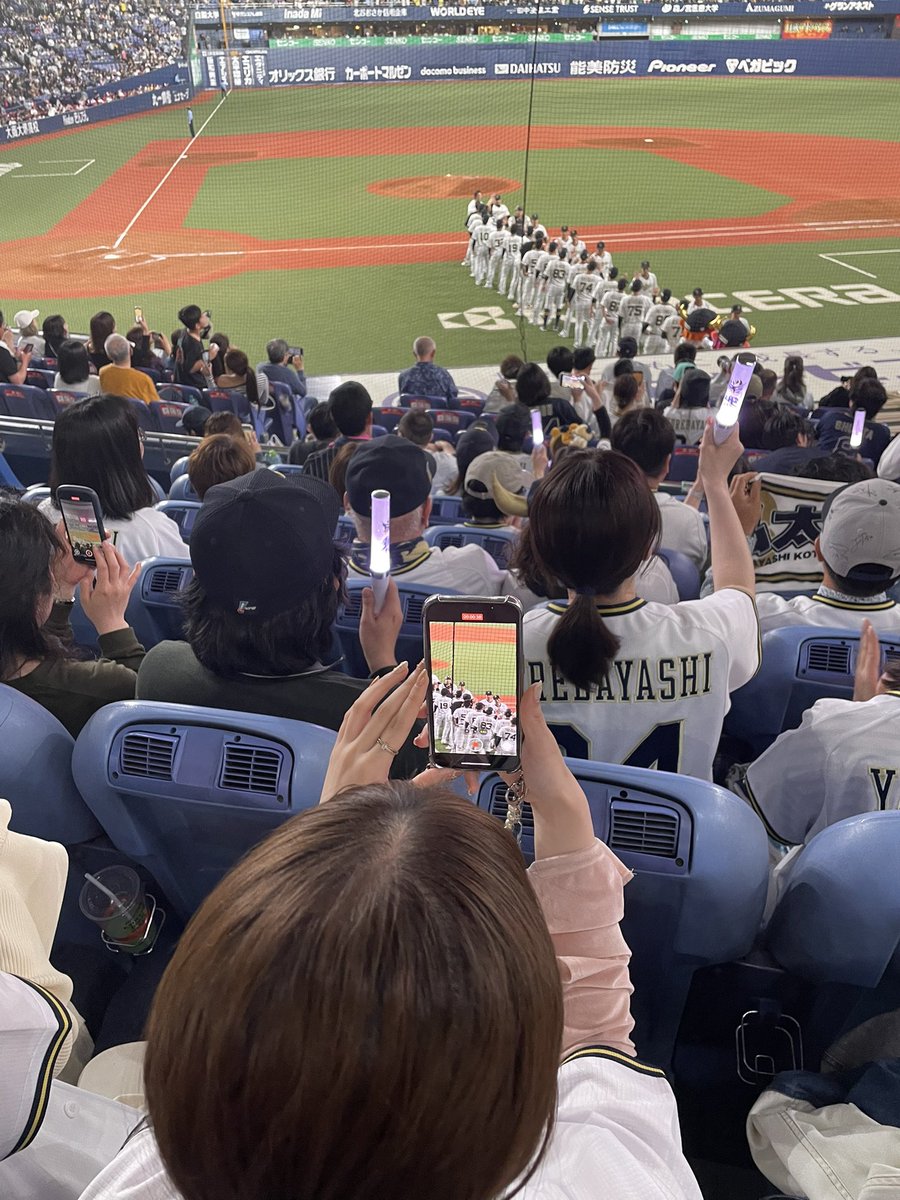 Uitmuntende pitching, dito slagkracht. Buffaloes, koploper in de Japanse Pacific League, verwende het thuispubliek in Osaka in het Dome-stadion in het duel met Hawks uit Fukuoka (6-1). Onder de fans opvallend veel sfeerverhogende, meelevende vrouwen. Topavond.
#honkbal #baseball