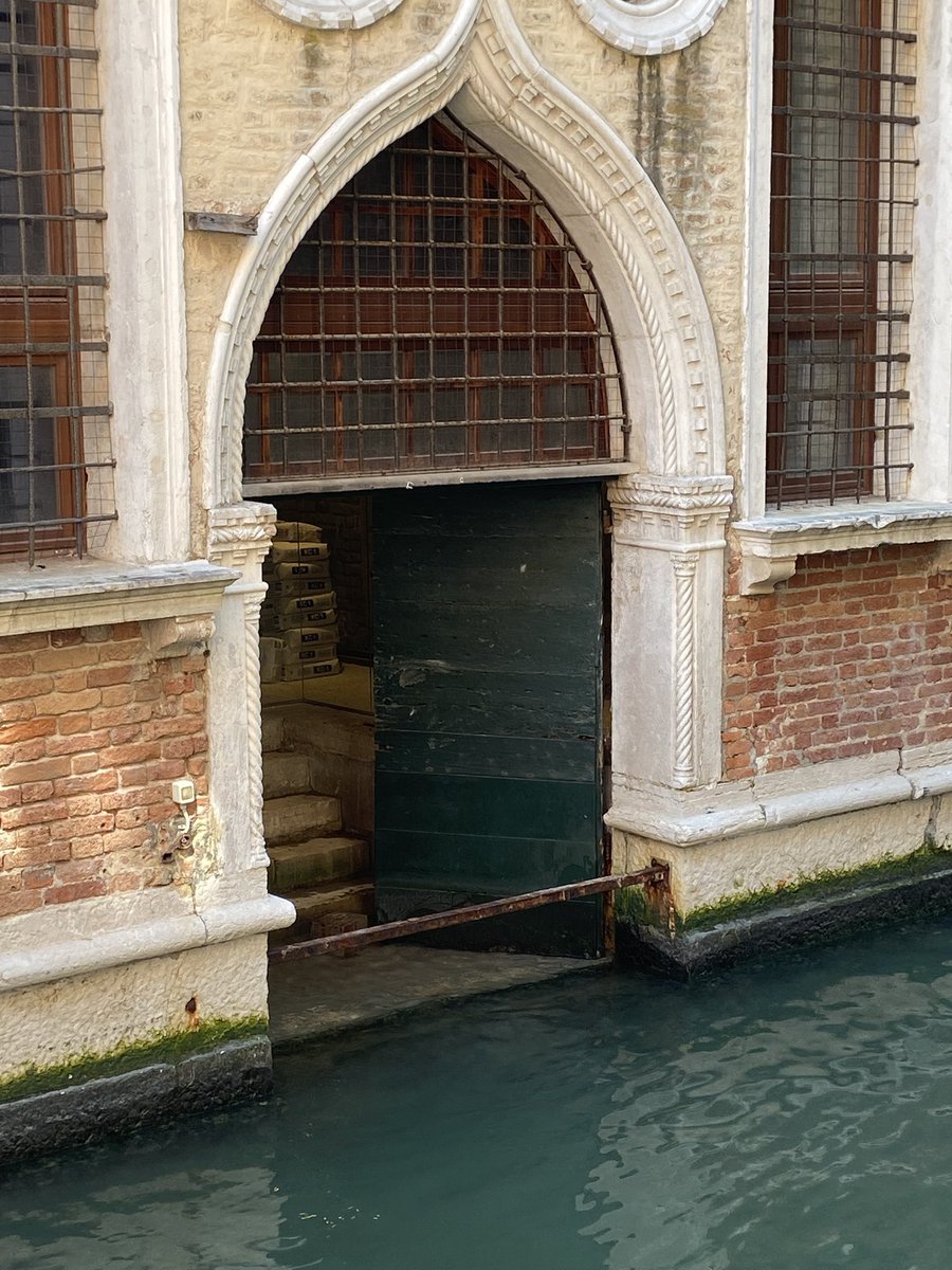 Casi me caigo directo al agua… menos mal que estaba la barca allí 😉