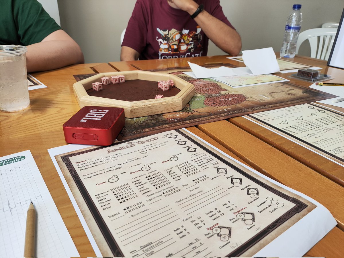 <a href="/SocTolkien/">S.Tolkien Española</a> <a href="/Estelconste/">EstelCon 2025</a> <a href="/Edhellond/">Smial de Edhellond</a> Luego cada noche hay fiesta y música, y mejor no mostrar fotos...pero eso explica las caras del día siguiente 😄
Esta mañana de #estelcon2025 había múltiples actividades en la <a href="/Estelconste/">EstelCon 2025</a>:yo tenía partida de rol, genialmente dirigida por Sombragrís, presidente del <a href="/SmialMontaraz/">Smial Montaraz</a>