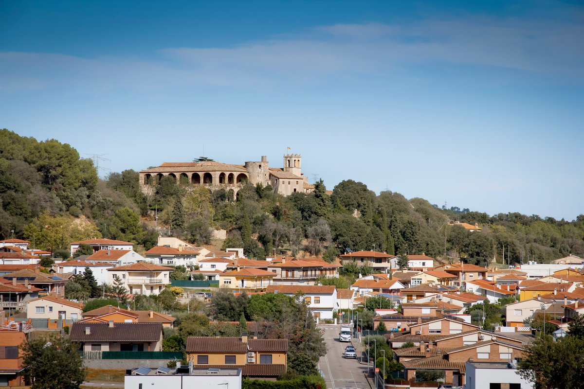 Medinyà, un poble sense ajuntament. "El juliol de 1972, Los Sitios va publicar: 'Se incorpora el Municipio de Mediñá al de San Julián de Ramis'. Ara, el poble lluita per la seva restitució i convertir-se en el 222è municipi de comarques gironines". (🖋️📷Guillem i Joan Trias)