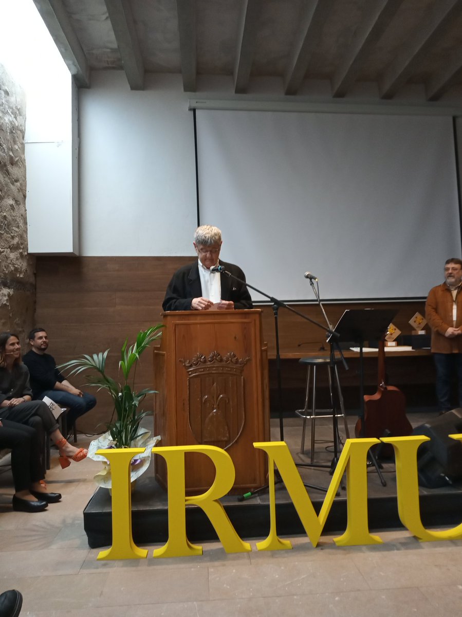 inst_estudis_PV's tweet photo. Manel Pastor i Madalena recull el premi #Recercat, de la mà dl president de la @ccentresestudis, la directora general de Cultura Popular i Associacionisme i del regidor de comerç de #Montblanc. Enhorabona! https://t.co/G6LWVrhpLD