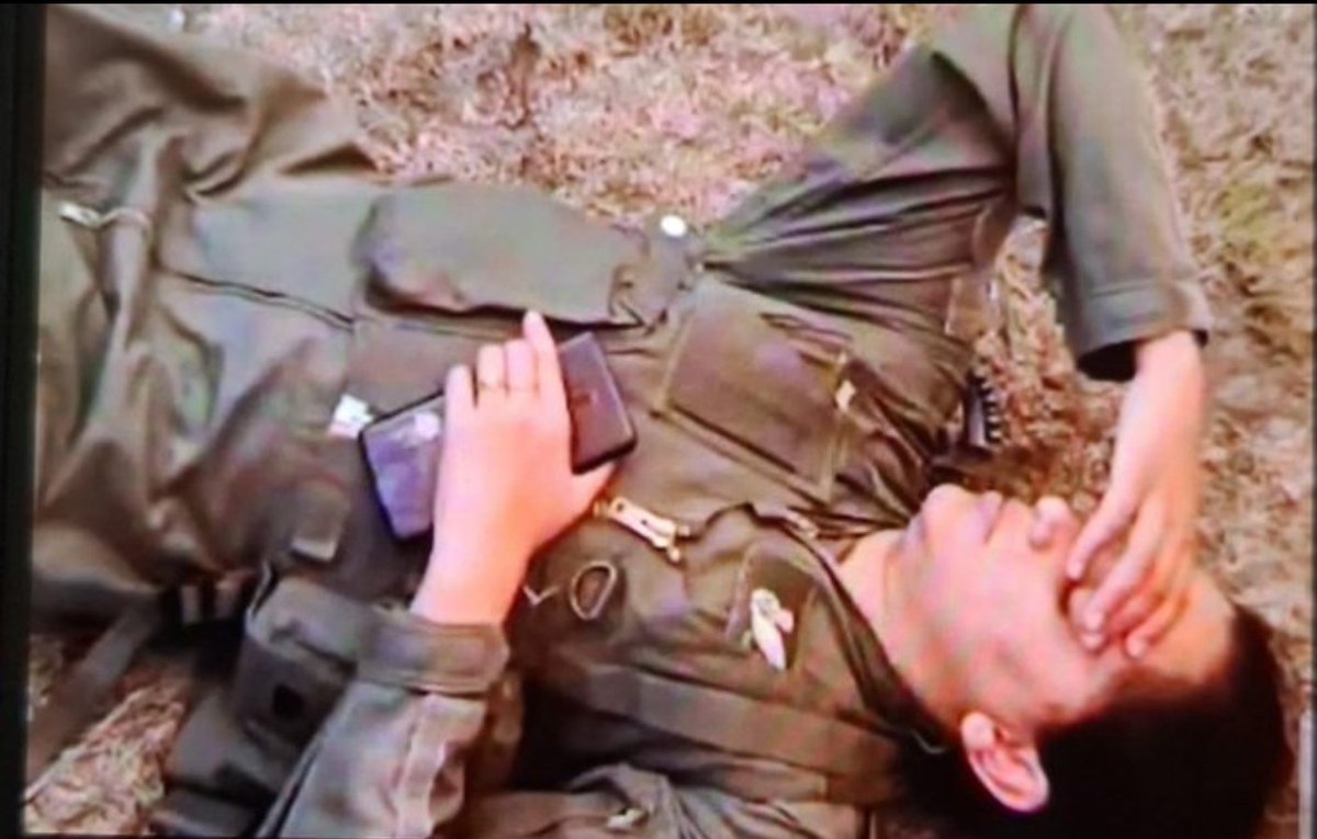 PakMilitaryClub's tweet photo. بھارتی پائلٹ شیوانگی کے اوپر بات چل رہی ہے، ہندوستان منتیں کر رہا ہے کہ اس کو خاموشی سے ہمارے حوالے کر دیں اور یہ کہیں کہ یہ کبھی پکڑی ہی نہیں گئی تھی۔

اچھا ٹھیک ہے، لے لو واپس 🤐

مگر اس تصویر کا اور دیگر تصاویر جو ابھی ہم ریلیز نہیں کر رہے ان کا کیا کرنا ہے؟ https://t.co/yWM85hasC8