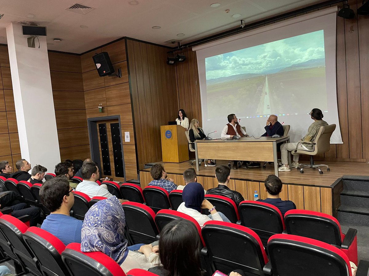 MarmaraTAK's tweet photo. Türk Dünyası Belgeselleri’ni ele aldığımız programımızda yapımcı @karliaga , yönetmen @MMBaskir ve metin yazarı @albekhzlok konuğumuz oldu. Konuşmaları ve katkıları için kendilerine teşekkür ederiz! 💙 https://t.co/uvQZIE0YOf