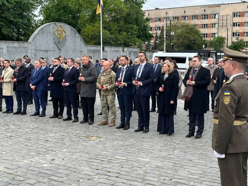 On #EuropeDay, Austria joins ~40 partners in honoring those lost to Russia’s war of aggression against Ukraine. We stand for continued support and justice—because accountability is essential for lasting peace.
— Ambassador of Austria to Ukraine <a href="/robertmueller3/">robert mueller</a>