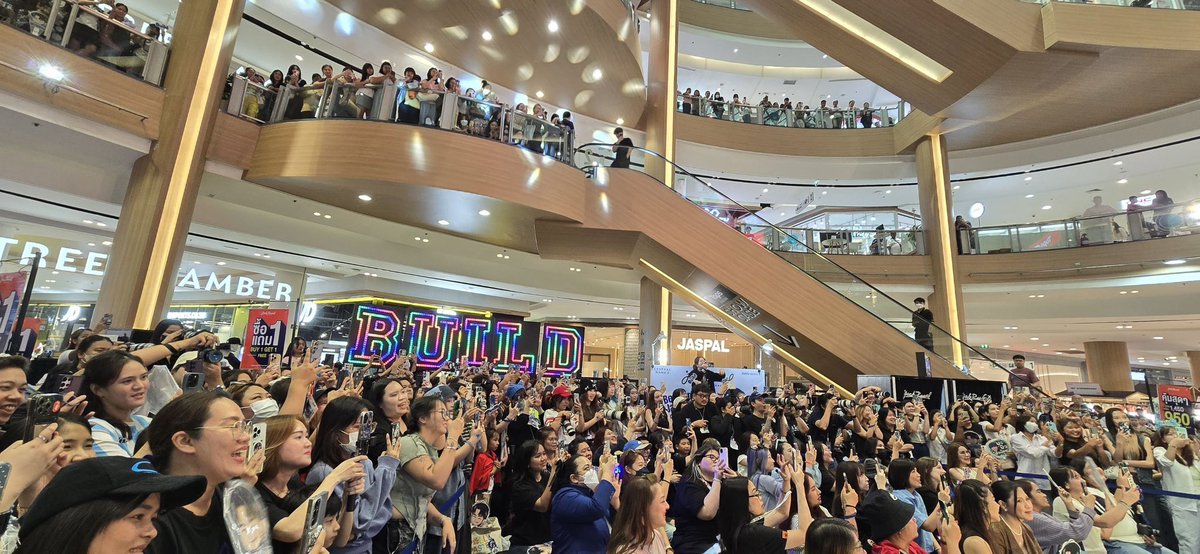 Central rama mall was filled with ByL , everywhere your eyes go you can see Biu fan there .  The effect that man have on us 

BIU EFFECT 
#BYLStories
<a href="/JakeB4rever/">BIU.</a>