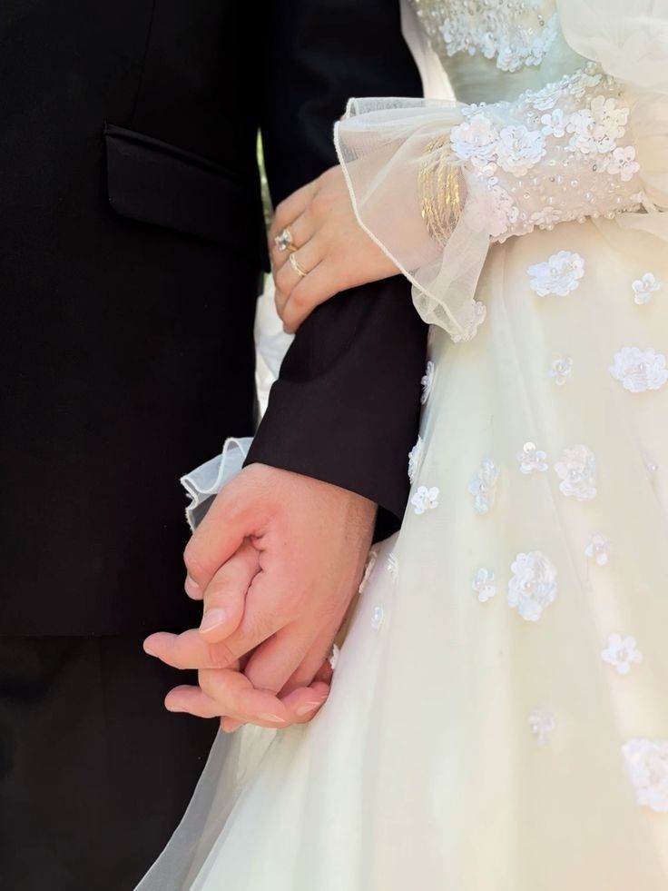 <a href="/sieluethitam/">𝐀𝐍𝐓𝐀𝐒𝐄𝐍𝐀</a> ㅤㅤㅤ
Mayaluna tak mampu menutupi rasa bahagianya. Di hadapan kawan dan kerabat yang hadir di Secret Garden Cafe, tempat dilangsungkannya resepsi pernikahan, dirinya menyapa para tamu undangan dengan senyuman dan lambaian tangan. 

ㅤ