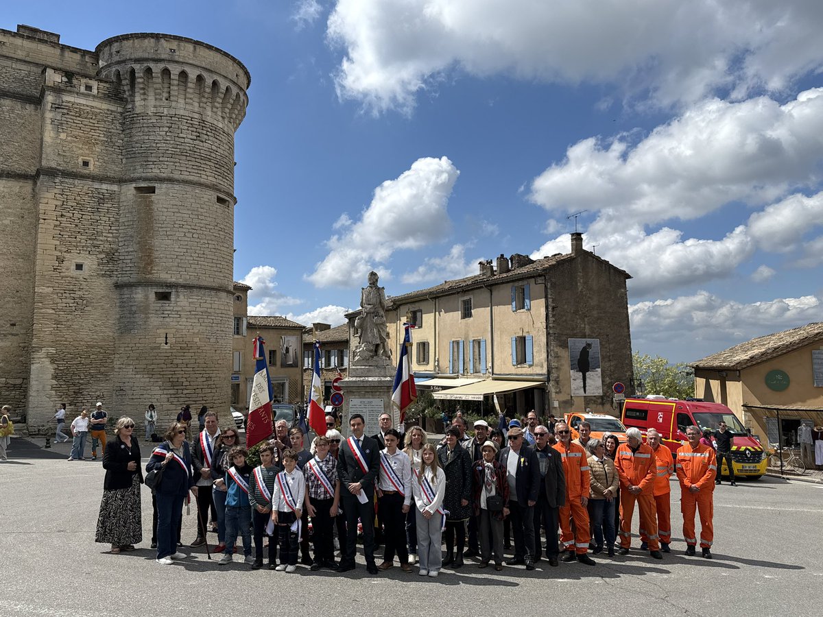 RichardKitaeff's tweet photo. 🥇Hier, la commune de Gordes a commémoré le 80e anniversaire du 8 mai 1945. En mémoire de tous les combattants. Pour la paix.

#8Mai #Commémoration #Gordes https://t.co/4dTjP4VPhC