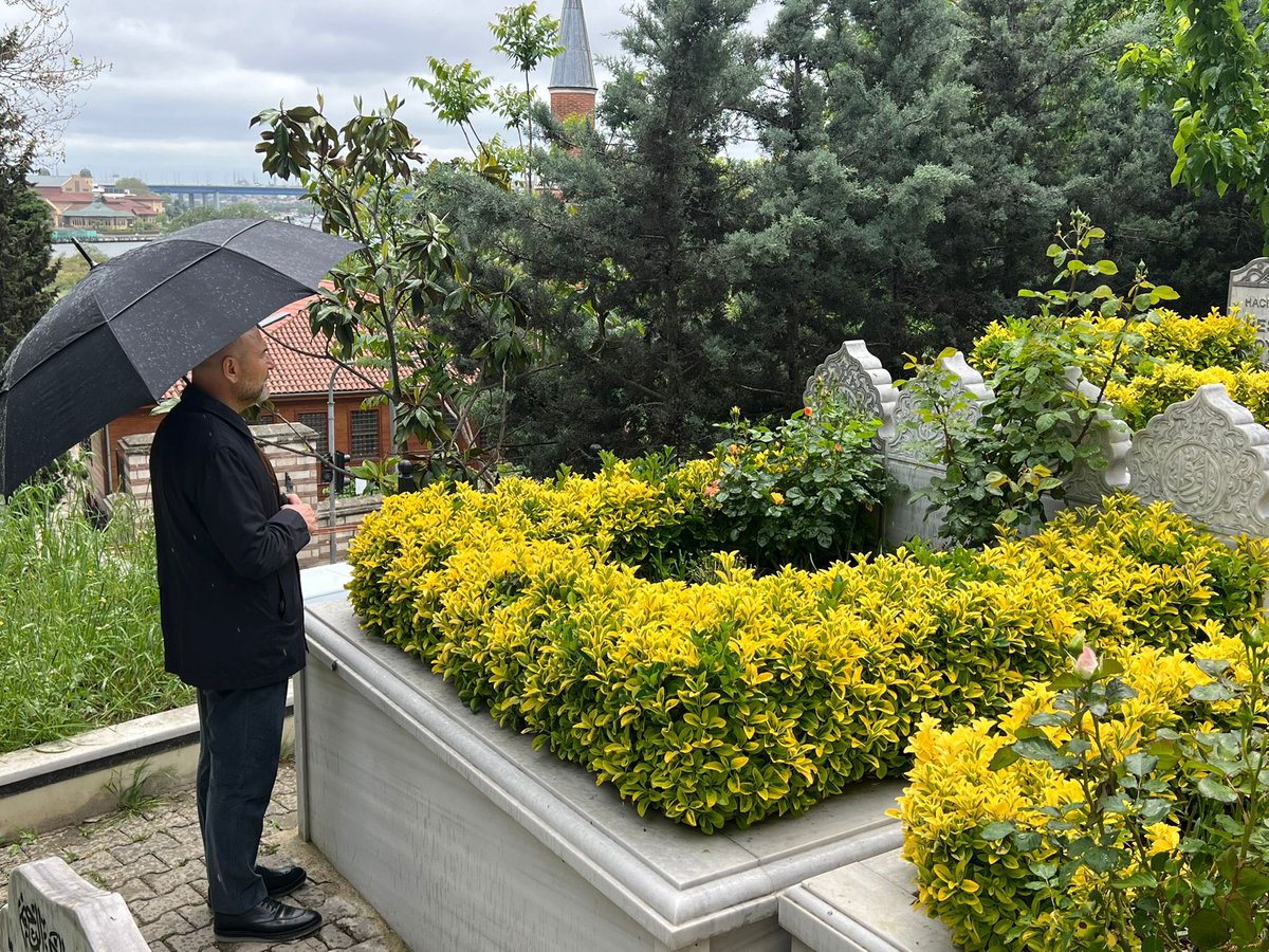 Yağmurlu bir İstanbul gününde…
ANNEME bir ziyaret.
Allah, annelerimizin duasından bizleri mahrum bırakmasın.
Bizim dualarımız da tüm annelerimiz için olsun.
“Dünyanın en kıymetlisi kim?” sorusunun cevabı tektir:
Anne ❤️

Bu vesileyle, özellikle evlat acısıyla sınanmış Şehit