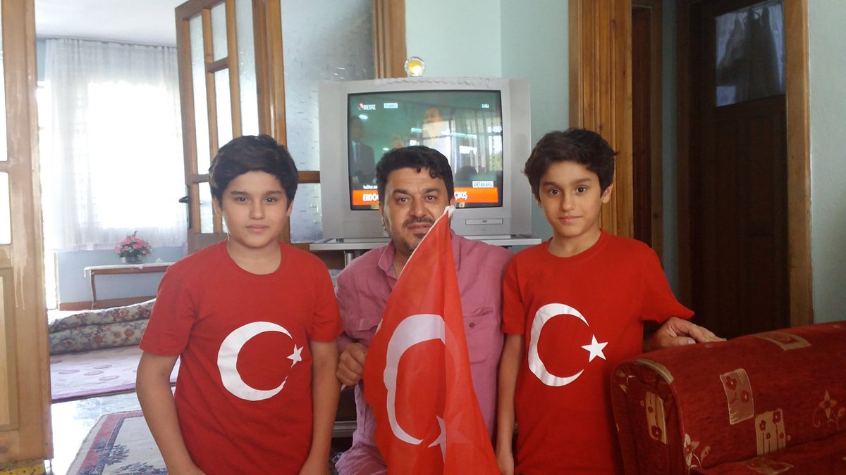 Çalık Holding'den yıllardır tazminatını alamadığı için hakkını, çocuklarının ekmeğini ve alın terinin karşılığını ararken dövülerek öldürülen Türk emekçisi Erol Eğrek.

16.30'da Çalık Holding binaları önünde
çocuklarının rızkı için hayatını kaybeden emekçinin hakkını savunacağız.