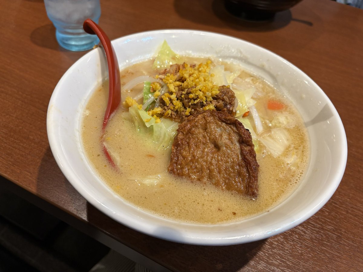 tami0168's tweet photo. 昨日 LIVEのあと食べれなかったから
 いつもの大好きな田所商店さんで
愛媛味噌のラーメン
うえに伊予柑の皮？のみじん切りが乗ってて 良いアクセント
じゃこ天も美味しい😆
スープを飲み干したい欲望との戦い💦
 #田所商店 https://t.co/3CA6nAPuyt