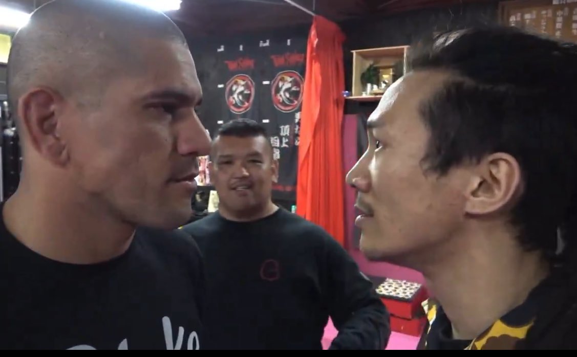 frckXGfreexg's tweet photo. UFC2階級制覇王者アレックス・ペレイラに本気のフェイスオフをカマした初の日本人「MY」 https://t.co/qiOl7DBDTC