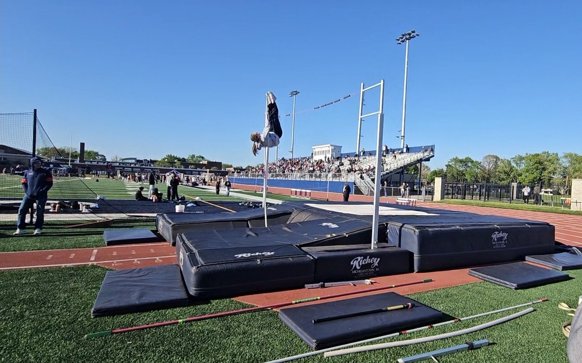 CoachMaxWilson's tweet image. Great day for Avon Pole Vault at Solon yesterday! 1st (Tommy) and 3rd (Caden) from our boys and 2nd (Ali) for the girls' squad. 

And the coolest picture of Tommy over his new Personal Best 12'6" 
@avon_track