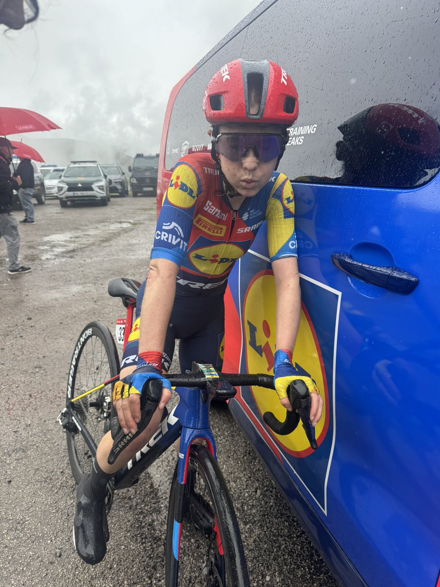 Big effort from Niamh Fisher-Black on the final stage to finish fifth on the day and looks like she has finished 6th overall at #LaVueltaFemenina as well!