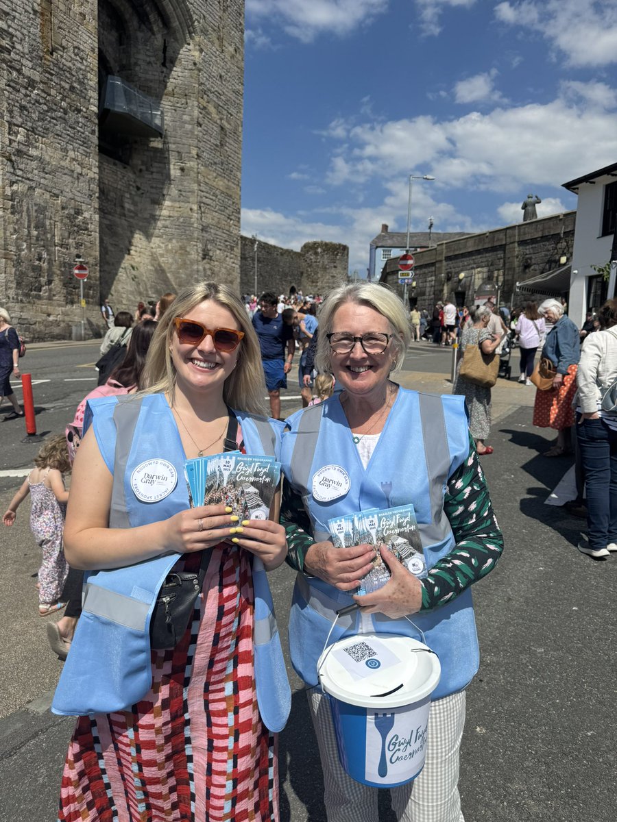 Siân Gwenllian AS/MS (@siangwenfelin) on Twitter photo 🌞 Mae’n braf ETO! Wrth fy modd yn gwirfoddoli yn <a href="/GwylFwydCfon/">Gŵyl Fwyd Caernarfon</a>! Diolch i’r pwyllgor am eu gwaith anhygoel.
😎 Yes, the sun is shining once again for <a href="/GwylFwydCfon/">Gŵyl Fwyd Caernarfon</a>! I had a fantastic time volunteering today—huge thanks to all the incredible volunteers for their amazing work! 🌞 Mae’n braf ETO! Wrth fy modd yn gwirfoddoli yn <a href="/GwylFwydCfon/">Gŵyl Fwyd Caernarfon</a>! Diolch i’r pwyllgor am eu gwaith anhygoel.
😎 Yes, the sun is shining once again for <a href="/GwylFwydCfon/">Gŵyl Fwyd Caernarfon</a>! I had a fantastic time volunteering today—huge thanks to all the incredible volunteers for their amazing work!