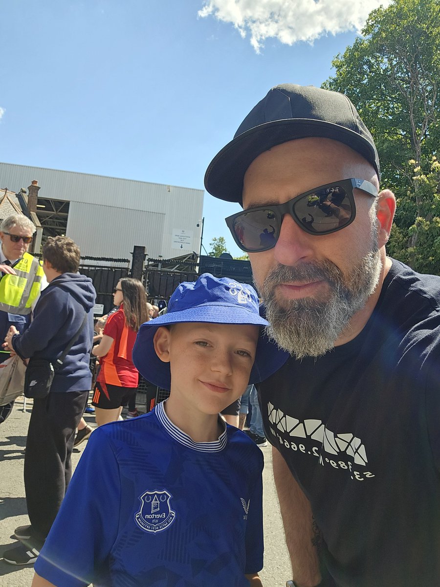 HanifK's tweet image. Fulham away. Closer one this. #UTFT #DadAndLadAdventures