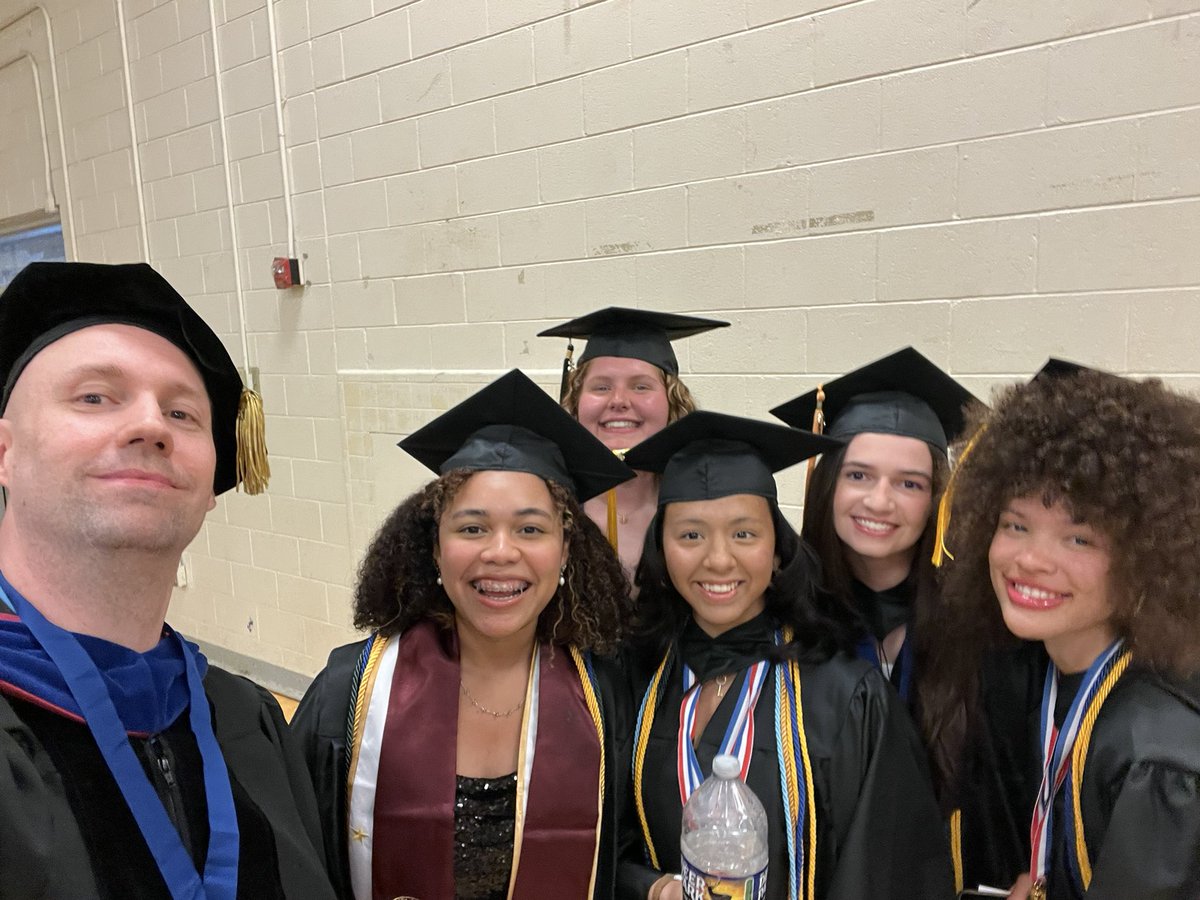 ProfMattyB's tweet image. It’s graduation time! Had a great pre-commencement get together with my colleagues at the new Starbucks, and I was able to get a few selfies with some great students. 😀 Happy Graduation! #community #communitycollege #professor #history #graduation #college @rappahannock_cc