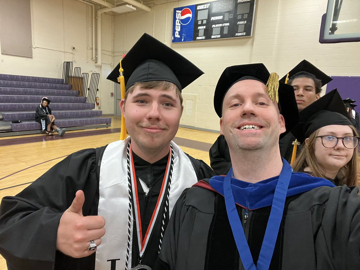 ProfMattyB's tweet image. It’s graduation time! Had a great pre-commencement get together with my colleagues at the new Starbucks, and I was able to get a few selfies with some great students. 😀 Happy Graduation! #community #communitycollege #professor #history #graduation #college @rappahannock_cc