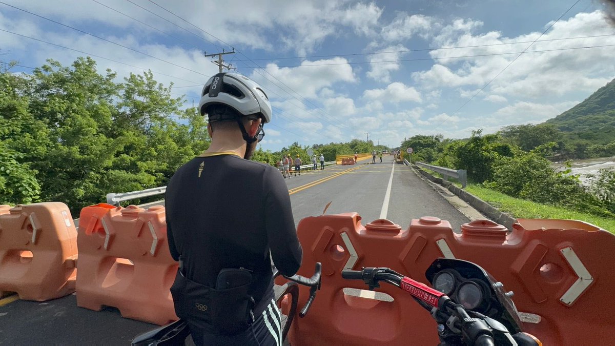 ricarospina's tweet photo. Estas son las imágenes del colapso en la vía al Mar entre Barranquilla y Cartagena en el sector de Juan de Acosta. https://t.co/Jw2VyOWniH