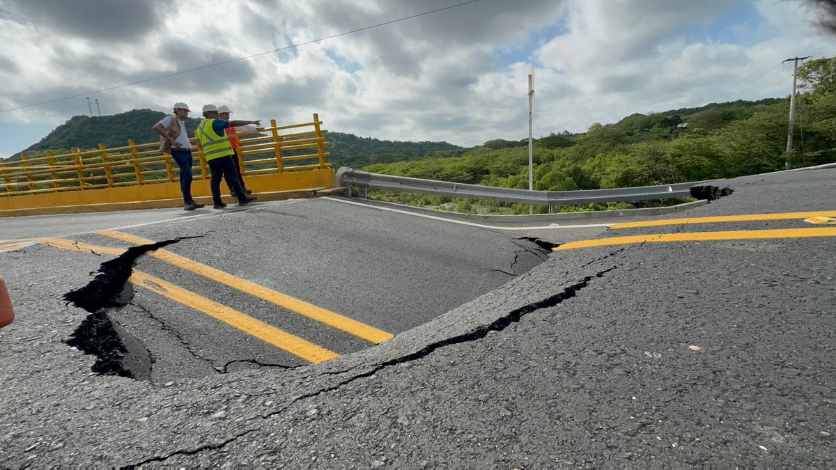 ricarospina's tweet photo. Estas son las imágenes del colapso en la vía al Mar entre Barranquilla y Cartagena en el sector de Juan de Acosta. https://t.co/Jw2VyOWniH