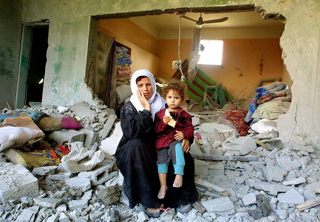 وقفوا الحرب بين الهند وباكستان بكلمة…
وإحنا في غزة؟
عندنا الحرب ما بتحتاج قرار… الحرب عنا “وضع طبيعي”.

في غزة، الطفل بحفظ صوت الصاروخ قبل ما يحفظ اسمه.
في غزة، الأم بتحضن ابنها كأنها آخر حضن… كل يوم.
في غزة، الجدران بتسند بعضها، بس القلوب… ما في شي يسندها إلا ربها.

العالم