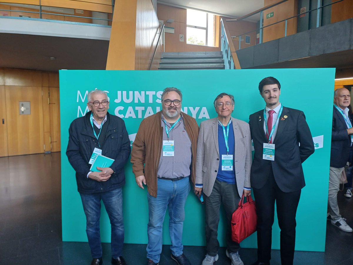 JuntsSabadell's tweet image. Més de 400 alcaldes i regidors de @JuntsXCat ens reunim a #Vic en la Convenció Municipalista per enfortir el municipalisme i defensar el país.

Seguretat, habitatge, padró, llengua i més.

Propostes valentes, clares i des de la centralitat.

#Municipalisme #Junts