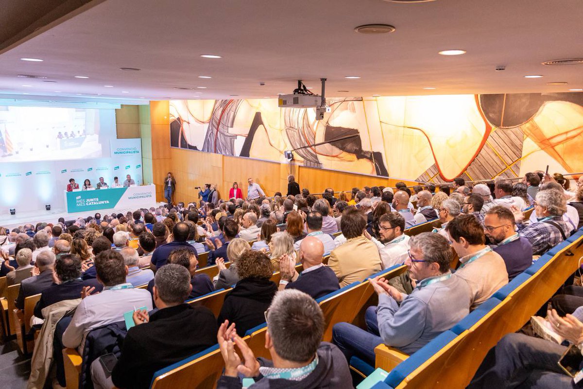 JuntsSabadell's tweet image. Més de 400 alcaldes i regidors de @JuntsXCat ens reunim a #Vic en la Convenció Municipalista per enfortir el municipalisme i defensar el país.

Seguretat, habitatge, padró, llengua i més.

Propostes valentes, clares i des de la centralitat.

#Municipalisme #Junts