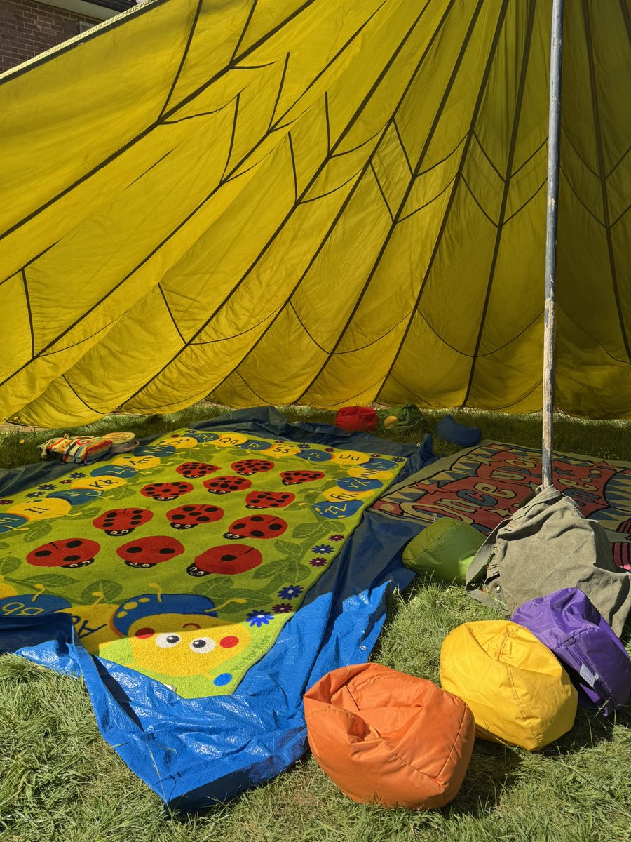 MoleseyLibrary's tweet image. Come and sit in our WW2 parachute to celebrate VE Day at Molesey Library! 🥳🎉 @SurreyLibraries