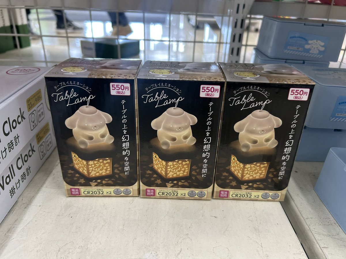 先日ダイソーで買ったポムポムプリンのライト、500円でしたが結構売れ