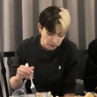 sunkitzh's tweet photo. hongjoong??? https://t.co/qk2dwDv3Ts