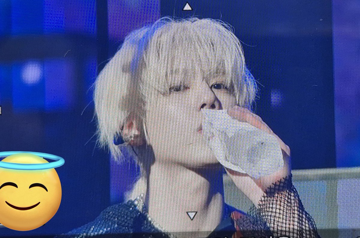 NF_spring's tweet image. 250510 &amp;amp;con4 

10주년 콘서트에서도 물 마시는거 찍고있는
차훈 턱선에 베인사람 ㅠ

#엔플라잉 #nflying #차훈