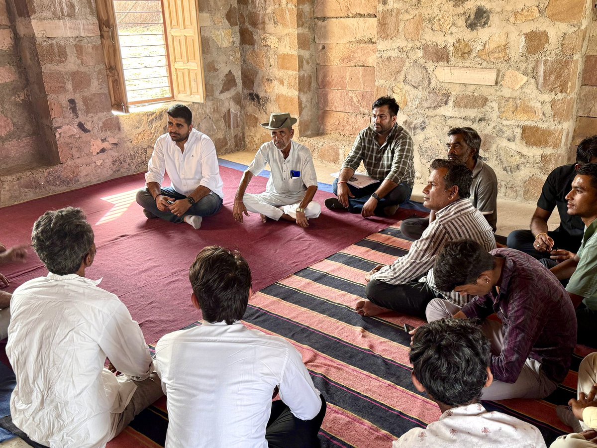 RavindraBhati__'s tweet photo. आज सीमावर्ती क्षेत्र स्थित अकली में परिवारजनों से आत्मीय भेंट कर सीमा क्षेत्र की स्थिति पर संवाद हुआ।

गांववासियों से सरकार द्वारा जारी दिशा-निर्देशों का पालन करने व दूसरों को भी इसके लिए प्रेरित करने की अपील की।

जय हिंद! https://t.co/gRKXS8czi7