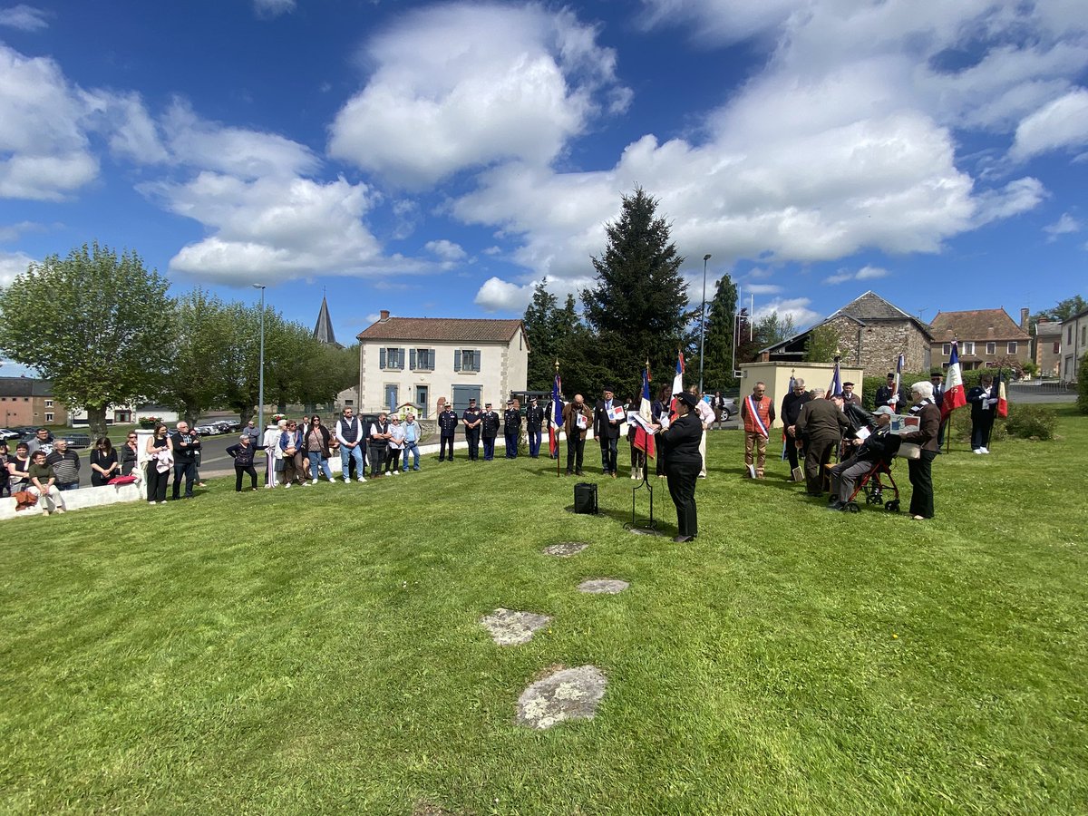 cpiresbeaune's tweet photo. Direct St Maurice (390 âmes) pour une belle cérémonie en l’honneur de 3 résistants, membres de l’équipe Camille Vacant, morts au Mont Mouchet. Bcp d’émotion et plus de 170 personnes, de tous âges pour se souvenir et leur rendre hommage @Dumas5Laurent @SylvainDurin @Prefet63 https://t.co/VKA331FH6a