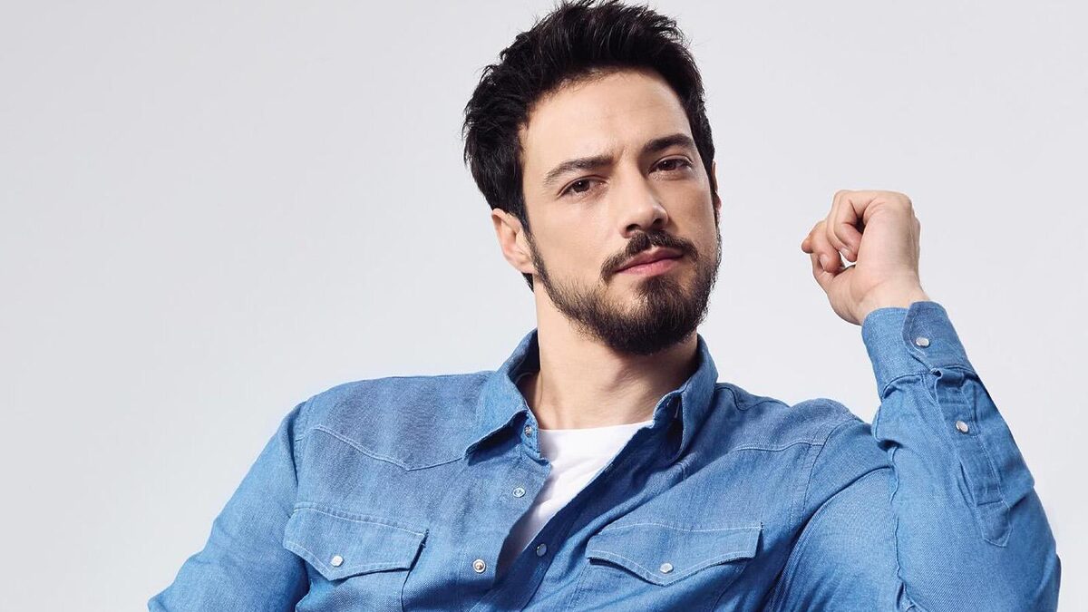 Kızıl Goncalar dizisinde büyük beğeni toplayan başarılı oyuncu #MertYazıcıoğlu 'na bir dijital gençlik filmi için teklif gitti...