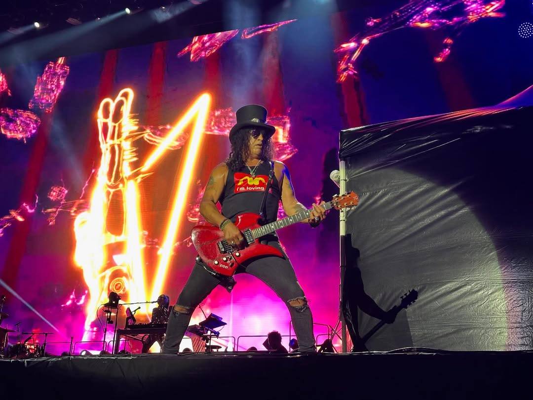 SlashArmyAUT's tweet photo. First shots from the Taoyuan @gunsnroses show😎😁🤘✌️🎩🎸
@Slash @axlrose @DuffMcKagan
Photos: @deljamesgang
#gunsnroses #axlrose #slash #duffmckagan #deljames #taoyuan #Taiwan https://t.co/35Lgj8xd8P