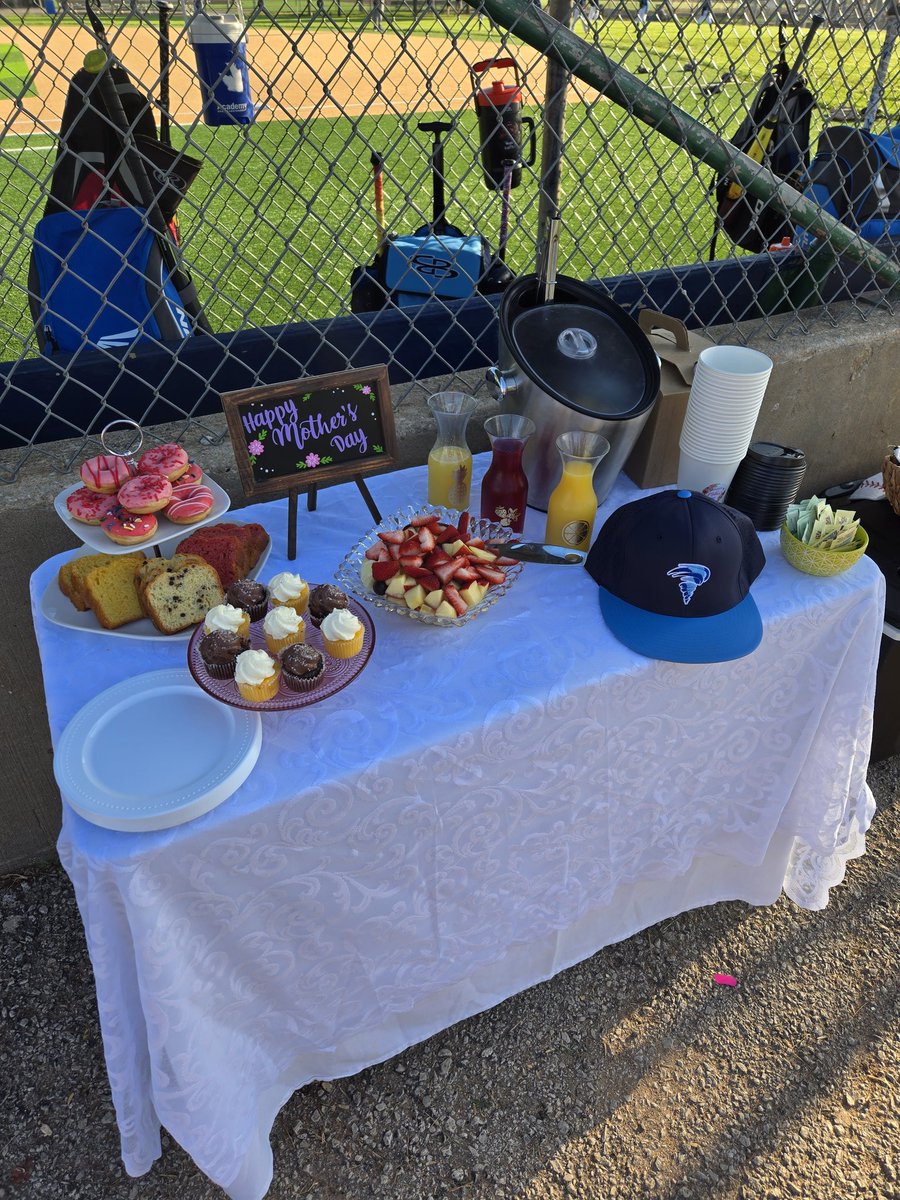 SteinLenexa's tweet photo. Boms 4 Moms starting bright n early @jc3and2baseball! Fuel for the Moms! 8am games are the best! @KansasStorm2034 https://t.co/j6cBZq5Mkf