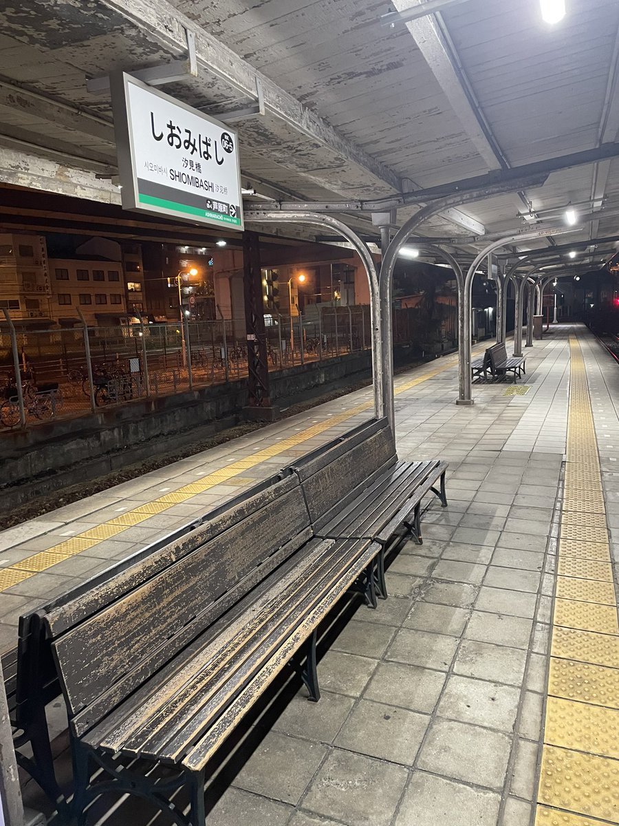 In mum van tijd stroomt #Osaka Dome leeg. Rond de honkbalarena van #Buffaloes zijn veel metro- en treinstations. Ik ben de enige die in het boemeltreintje op de oude #Shiomibashi-lijn stapt richting de wijk in deze Japanse stad waar mijn echtgenote is geboren. 
#honkbal #baseball