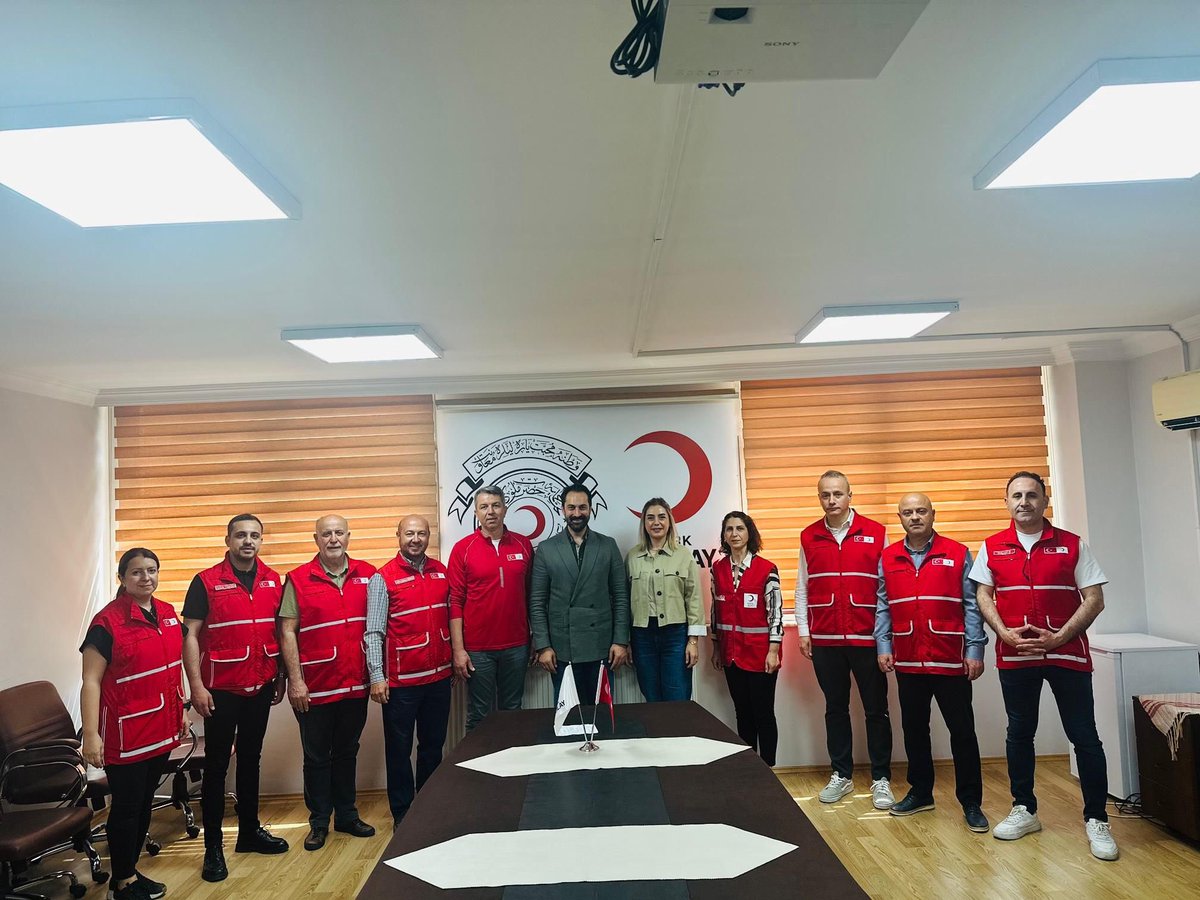 Bugün eşimle birlikte Türk Kızılay Manisa Şube Başkanlığı’nı ziyaret ettik.

Toplumumuzun zor zamanlarında yanında olan, merhametin ve dayanışmanın simgesi Kızılay’ımıza kurban bağışlarımızı ulaştırdık.

Kızılay, vekâletle kurban bağışlarını titizlikle ve şeffaflıkla ihtiyaç