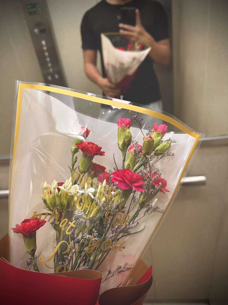 我要採一朵花🤗送給媽媽🌹
媽媽媽媽😀你看😁有花
作業寫完了沒有啊😡😡😡
😭😭😭
我只是想給你看看這個花
很好看而已啊😭😭😭
