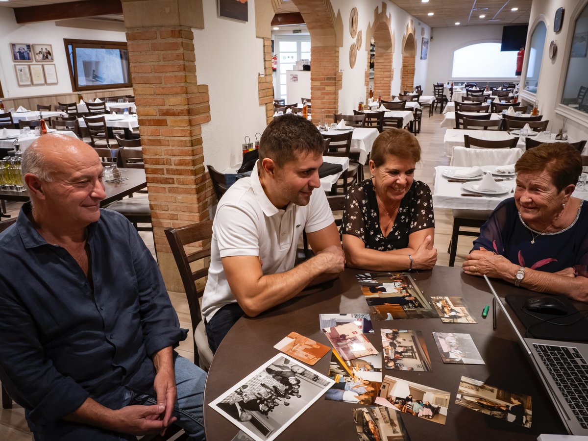 Tres generacions a la cuina de Can Lladó. La Montserrat Grau va ser l’artífex de les “patates de Viladasens”, recepta que identifica un restaurant i que està lligada a Viladasens. Molts clients vinculen el poble al restaurant i a les seves patates. (🖋️Rosa Gil i 📷Jesús Potrony)