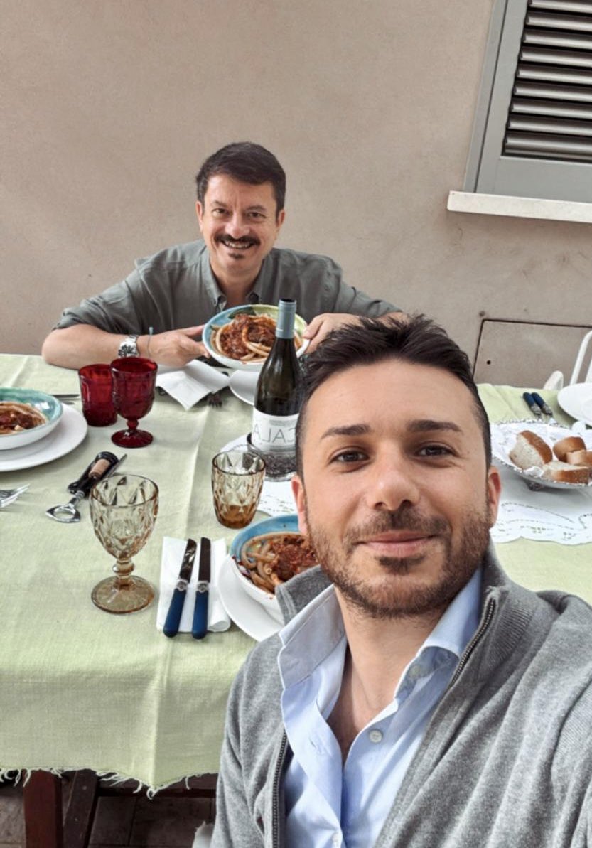 grifeo's tweet photo. Godere è ancora dire poco! Mezzi ziti con ragù di tonno (tonno siculo dai pescatori di Mazara) e vino Calamossa Mandrarossa super freddo. In compagnia di Mimmo, Roberto e Rosalia a #Partanna (Provincia di #Trapani - #Sicilia) https://t.co/lQldmWemmn