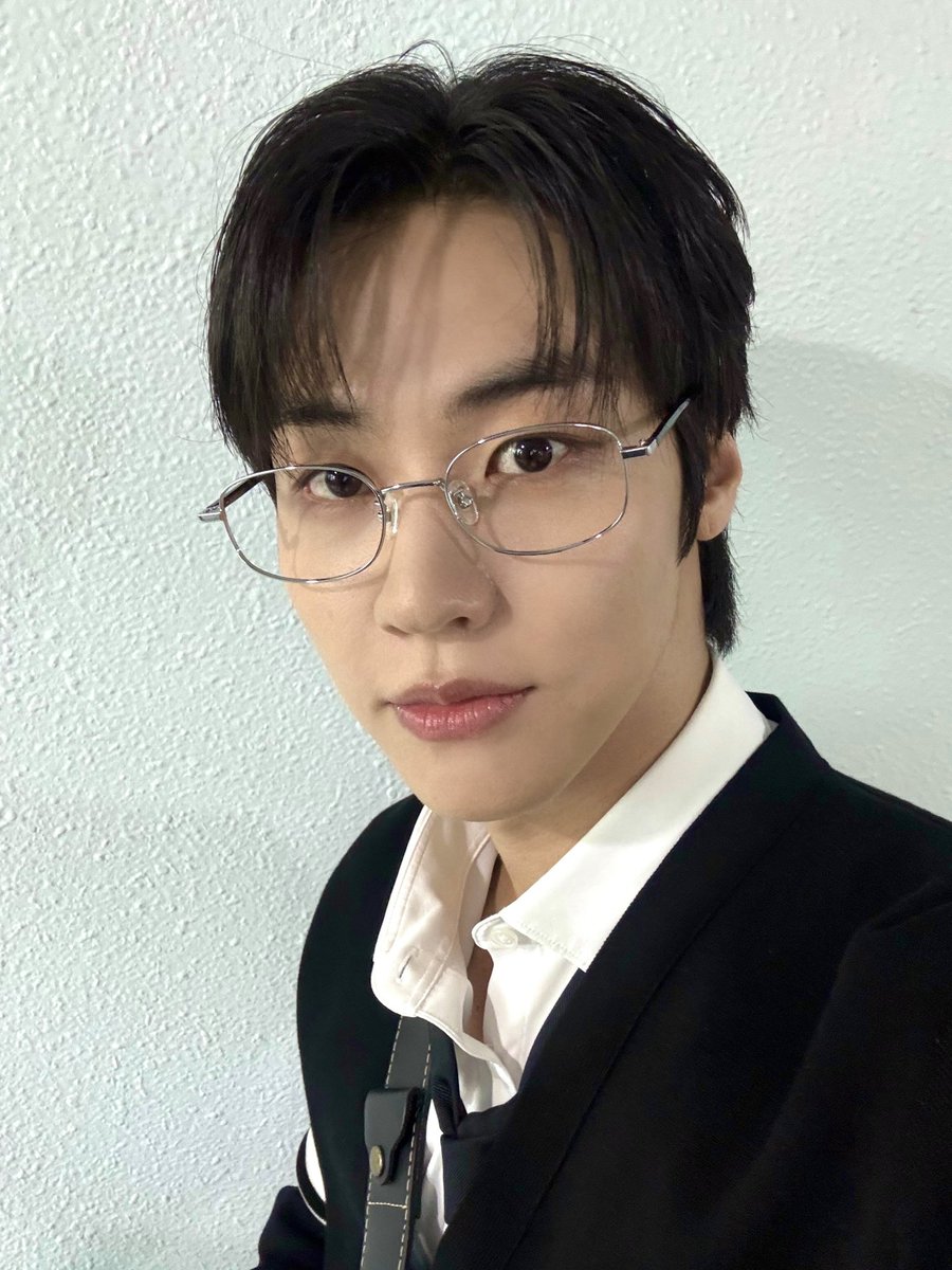 이 세상에 태양은 둘일 수 없어... ☀️💦
(하늘을 향해 🔫을 겨누며)