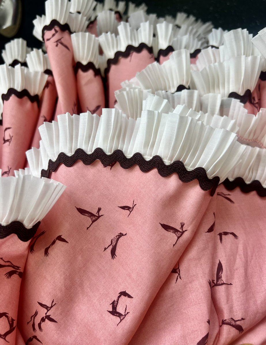 melibeadora's tweet image. «Yo no sé de pájaros, / no conozco la historia del fuego. / Pero creo que mi soledad debería tener alas».

Alejandra Pizarnik.

#ModaFlamenca
#TrajeDeGitana
#PájarosEnLaCabeza
#SábadoDeFeria
#FeriaDeSevilla2025