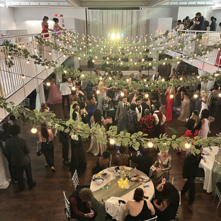 Doss_High's tweet image. ✨The kids (and adults) had a great time last night! #DossProm✨
Courier Journal 📸 bit.ly/3RYgYzq