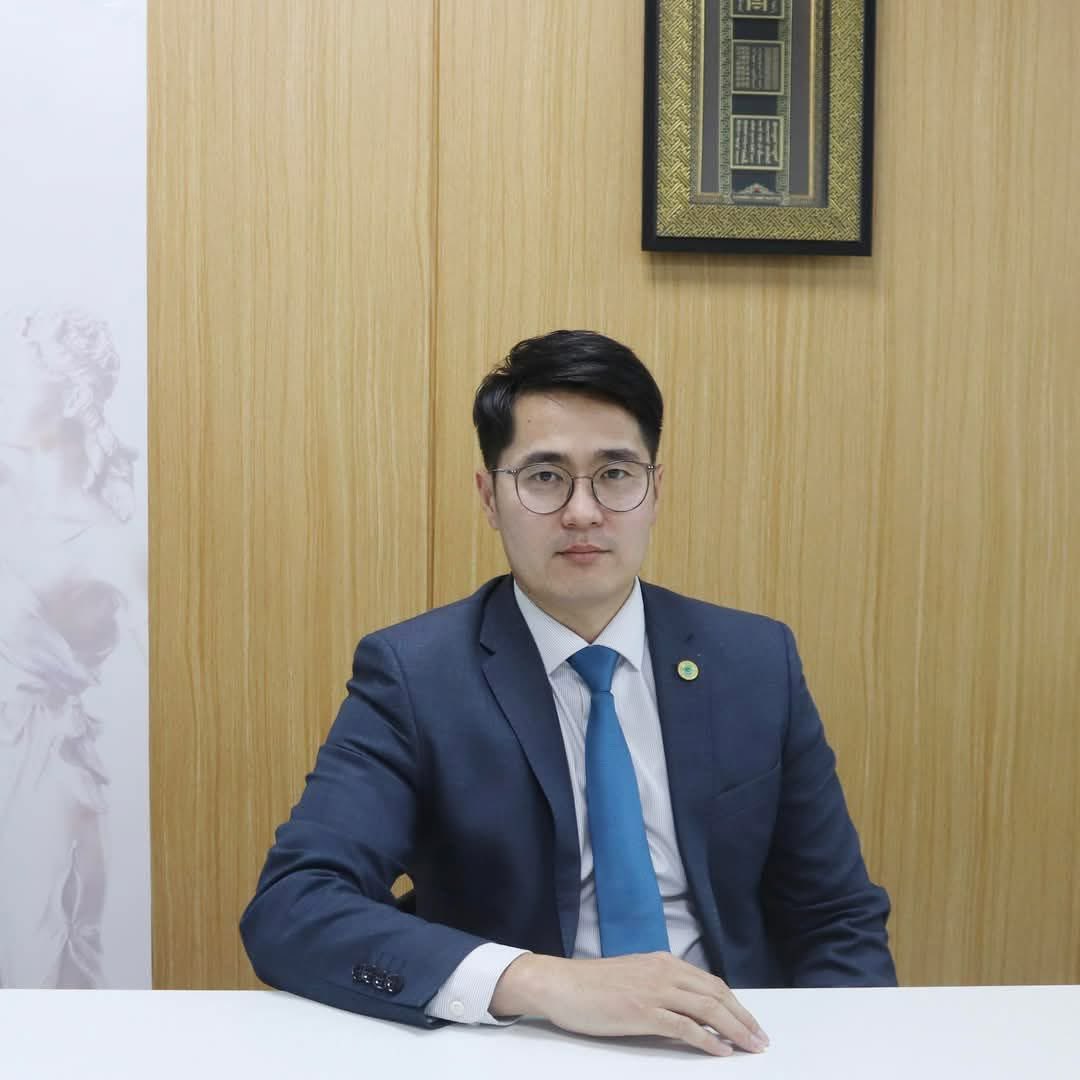 Хуульч Ө.Эрдэнэ-Очир: Хотын дарга Х.Нямбаатар залуучуудын шинэ машин авч унах эрхийг булаахад та нар дуугараагүй. ТҮЦ нураахад бүр дэмжсэн. Сэлбэ дэд төвийн дахин төлөвлөлт нэрийдлээр өчнөөн олон иргэдийг хохироож, хүчээр газар байшинг нь булаахад дуугараагүй. Даварсаар даварсаар