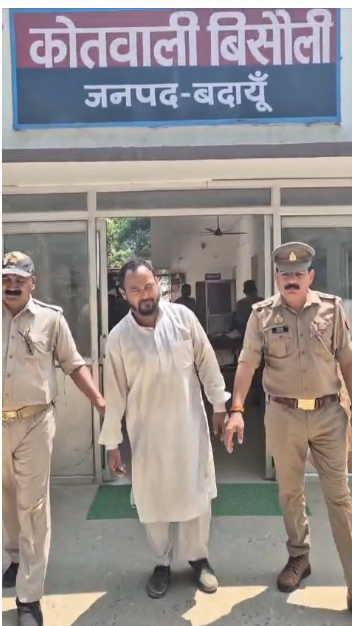 bstvlive's tweet photo. 🚨 बदायूं : देश विरोधी पोस्ट करने पर आरोपी को भेजा जेल 🚨
📍 पोस्ट वायरल होने के बाद पुलिस ने किया गिरफ्तार
🏠 बिसौली के लक्ष्मीपुर गांव का रहने वाला आरोपी
#Badaun #AntiNationalPost #PoliceAction #Arrest #LawAndOrder @budaunpolice https://t.co/QoFsXFwR1m