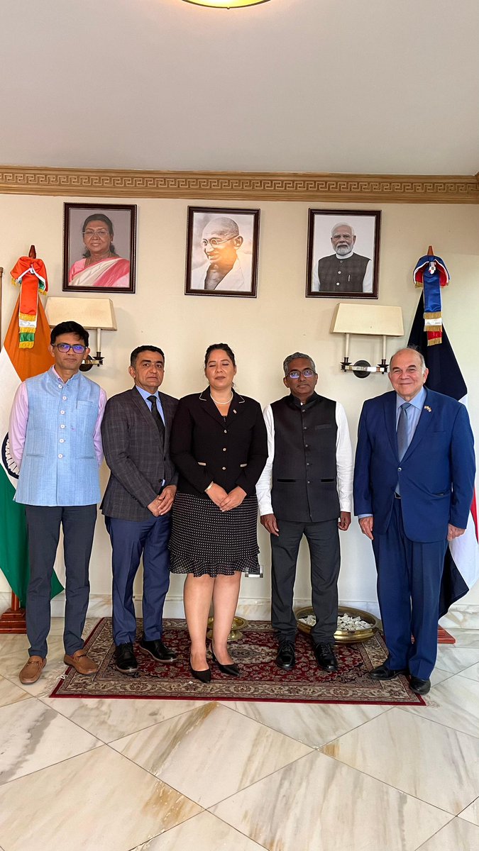 Ayer realizamos una visita a la Embajada de la India para sostener una reunión con el Embajador y su Primer Secretario… le entregamos nuestra propuesta 1 x7 Plus, ¿como reconstruir Haití en Haití y evitar una guerra en la Isla de Santo Domingo…? Me acompañaron por la FNP