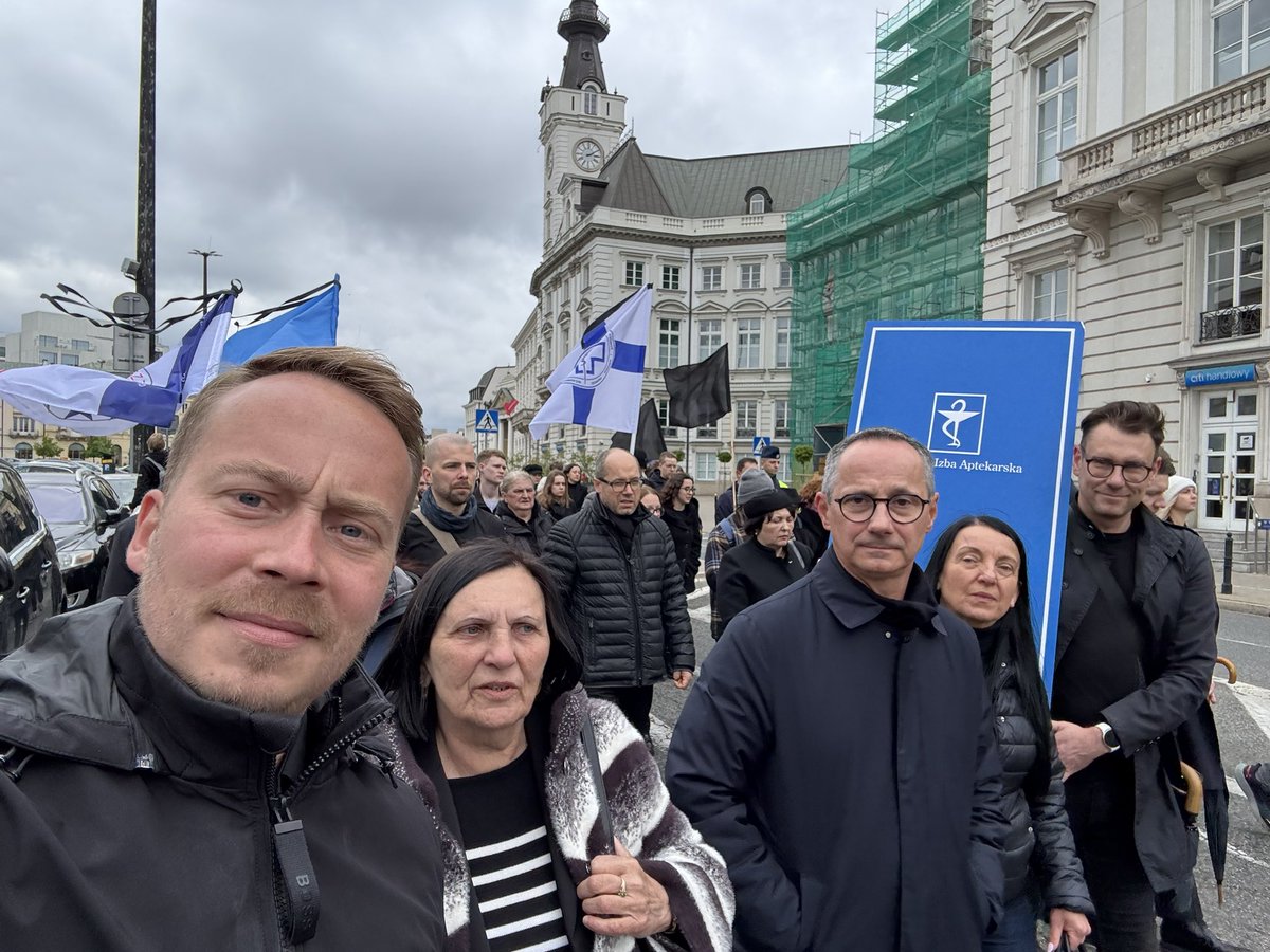 Naczelna Izba Aptekarska (@naczelnaa) on Twitter photo Razem przeciwko przemocy 🏴🏴marsz milczenia medyków. <a href="/NaczelnaL/">Naczelna Izba Lekarska</a> <a href="/NIPiP1/">NIPiP</a> <a href="/KIDL_Diagnosci/">KIDL</a> <a href="/witkowski_ma/">Marian Witkowski</a> <a href="/OIAWarszawa/">Okręgowa Izba Aptekarska w Warszawie</a> <a href="/OIALodz/">OIA Łódź</a> <a href="/Leszczyna/">Iza Leszczyna✌️🇵🇱</a> <a href="/MonikaPintal/">Monika Pintal-Ślimak</a> <a href="/MariolaOdzinska/">Mariola Łodzińska</a> Razem przeciwko przemocy 🏴🏴marsz milczenia medyków. <a href="/NaczelnaL/">Naczelna Izba Lekarska</a> <a href="/NIPiP1/">NIPiP</a> <a href="/KIDL_Diagnosci/">KIDL</a> <a href="/witkowski_ma/">Marian Witkowski</a> <a href="/OIAWarszawa/">Okręgowa Izba Aptekarska w Warszawie</a> <a href="/OIALodz/">OIA Łódź</a> <a href="/Leszczyna/">Iza Leszczyna✌️🇵🇱</a> <a href="/MonikaPintal/">Monika Pintal-Ślimak</a> <a href="/MariolaOdzinska/">Mariola Łodzińska</a>