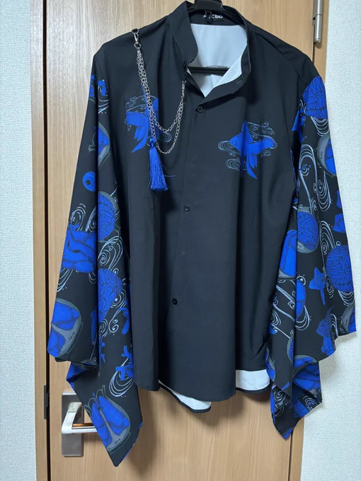 先週買って初めて履いたパンツと今日買ったシャツ2枚見て