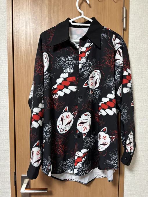 先週買って初めて履いたパンツと今日買ったシャツ2枚見て