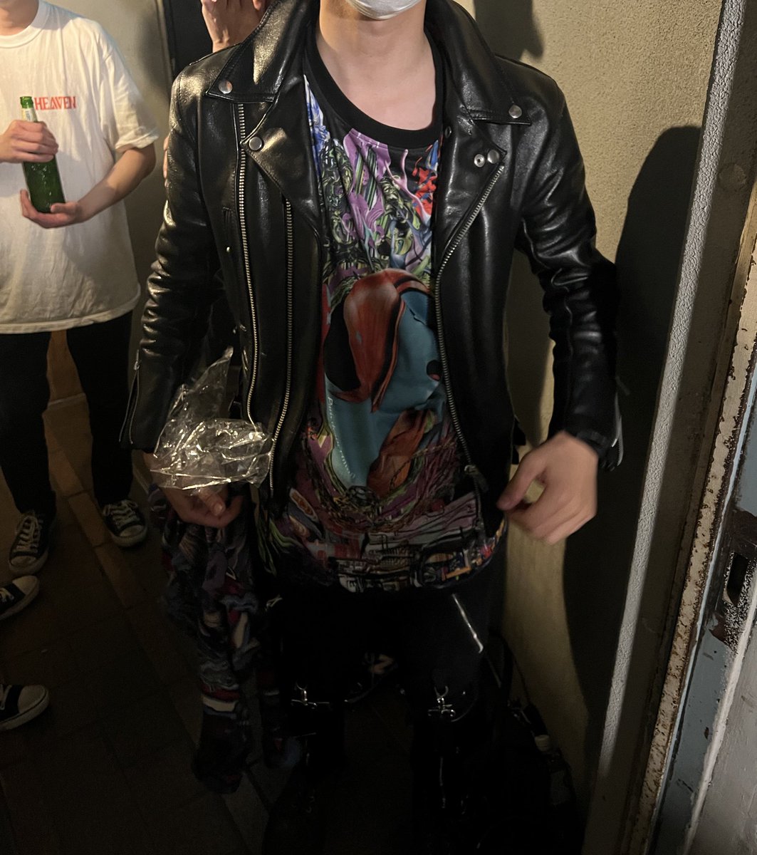 パリスTシャツは革ジャンパンクスタイルによく合うという新発見。お買い上げありがとうございます。